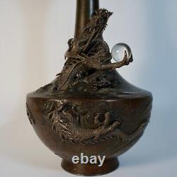 Vase en bronze japonais antique avec dragon et boule de cristal de roche, 19ème siècle Meiji