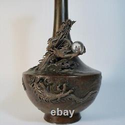 Vase en bronze japonais antique avec dragon et boule de cristal de roche, 19ème siècle Meiji