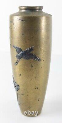 Vase en bronze japonais antique de l'époque Meiji en métal mixte avec iris et grue signé Shakudo