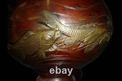 Vase en bronze japonais de l'époque Meiji avec une décoration en relief dorée de carpes signée