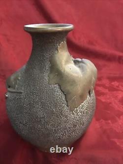 Vase en bronze japonais de l'époque Meiji signé Murata Seimin avec une vigne de raisin