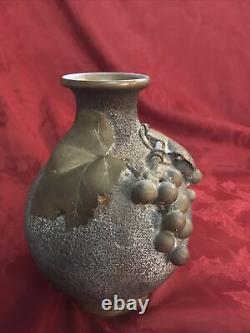 Vase en bronze japonais de l'époque Meiji signé Murata Seimin avec une vigne de raisin