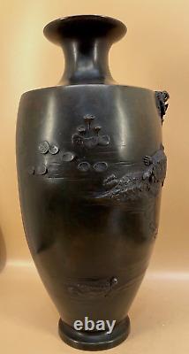 Vase en bronze japonais de l'ère Meiji avec des tortues, des poissons et un crabe sculptés, signé