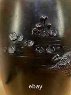 Vase en bronze japonais de l'ère Meiji avec des tortues, des poissons et un crabe sculptés, signé