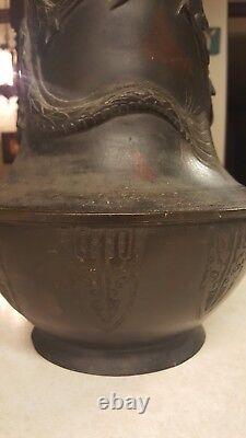 Vase en métal bronze japonais de l'ère Meiji avec dragon en relief autour.