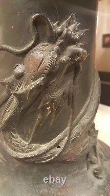 Vase en métal bronze japonais de l'ère Meiji avec dragon en relief autour.