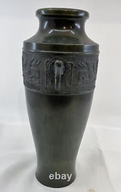 Vase en métal bronze ou laiton de l'époque Meiji japonaise avec poignées d'éléphant vintage